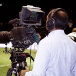 VAR w Eredivisie, czy holenderskie podejście do wideoweryfikacji jest wzorem dla innych lig Operator kamery filmuje mecz piłkarski na stadionie w Holandii