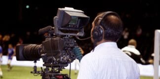 VAR w Eredivisie, czy holenderskie podejście do wideoweryfikacji jest wzorem dla innych lig Operator kamery filmuje mecz piłkarski na stadionie w Holandii