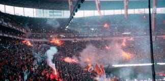Kibice Galatasaray i Fenerbahçe z racami na stadionie w Stambule