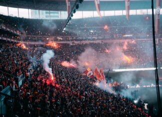 Galatasaray czy Fenerbahçe kto rządzi dzisiaj w Turcji Kibice Galatasaray i Fenerbahçe z racami na stadionie w Stambule