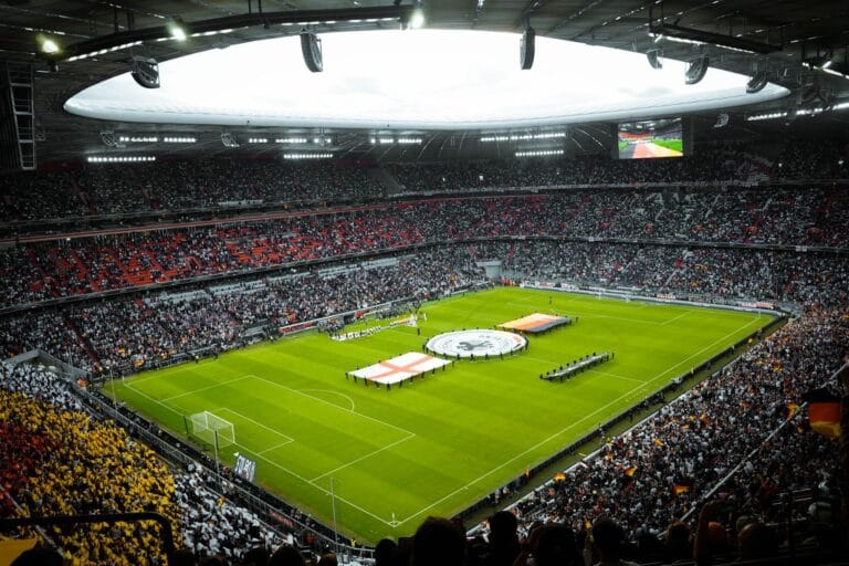 Kibice na wypełnionym stadionie piłkarskim podczas meczu