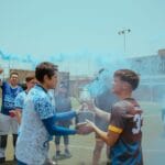 Piłkarze palacze, nocne życie i brak dietetyków: szalony świat futbolu lat siedemdziesiątych Piłkarze świętują zwycięstwo z pucharem w niebieskim dymie na boisku