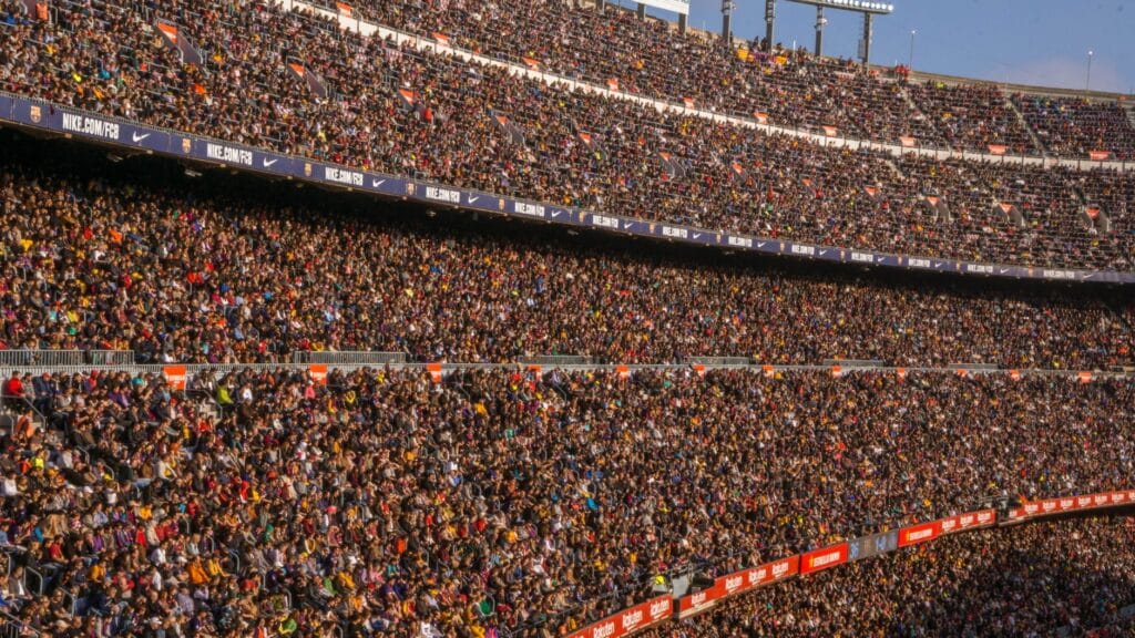 Tłum kibiców na trybunach stadionu Camp Nou podczas meczu piłkarskiego