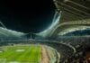 Największe stadiony Ekstraklasy – ranking pojemności trybun Zapełniony stadion piłkarski oświetlony nocą podczas meczu