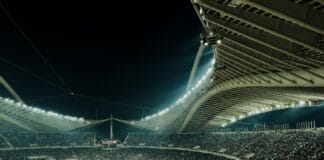 Największe stadiony Ekstraklasy – ranking pojemności trybun Zapełniony stadion piłkarski oświetlony nocą podczas meczu