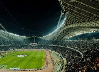 Największe stadiony Ekstraklasy – ranking pojemności trybun Zapełniony stadion piłkarski oświetlony nocą podczas meczu