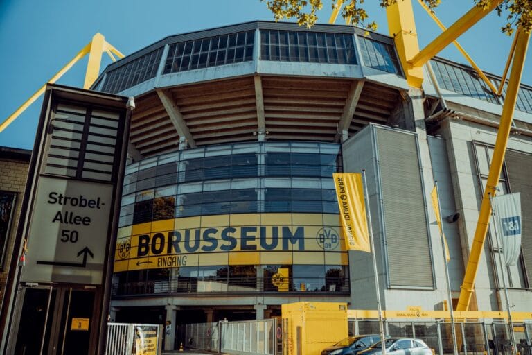 Kartki i zawieszenia w Bundeslidze – po ilu żółtych kartkach pauzuje zawodnik?
