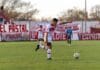 Piłkarz w akcji podczas meczu na lokalnym stadionie