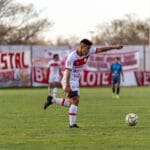 Gole Polaków w Premier League – ranking strzelców i pamiętne bramki Piłkarz w akcji podczas meczu na lokalnym stadionie
