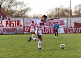 Gole Polaków w Premier League – ranking strzelców i pamiętne bramki Piłkarz w akcji podczas meczu na lokalnym stadionie