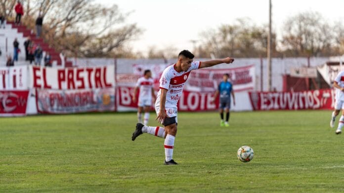 Piłkarz w akcji podczas meczu na lokalnym stadionie Piłkarz w akcji podczas meczu na lokalnym stadionie