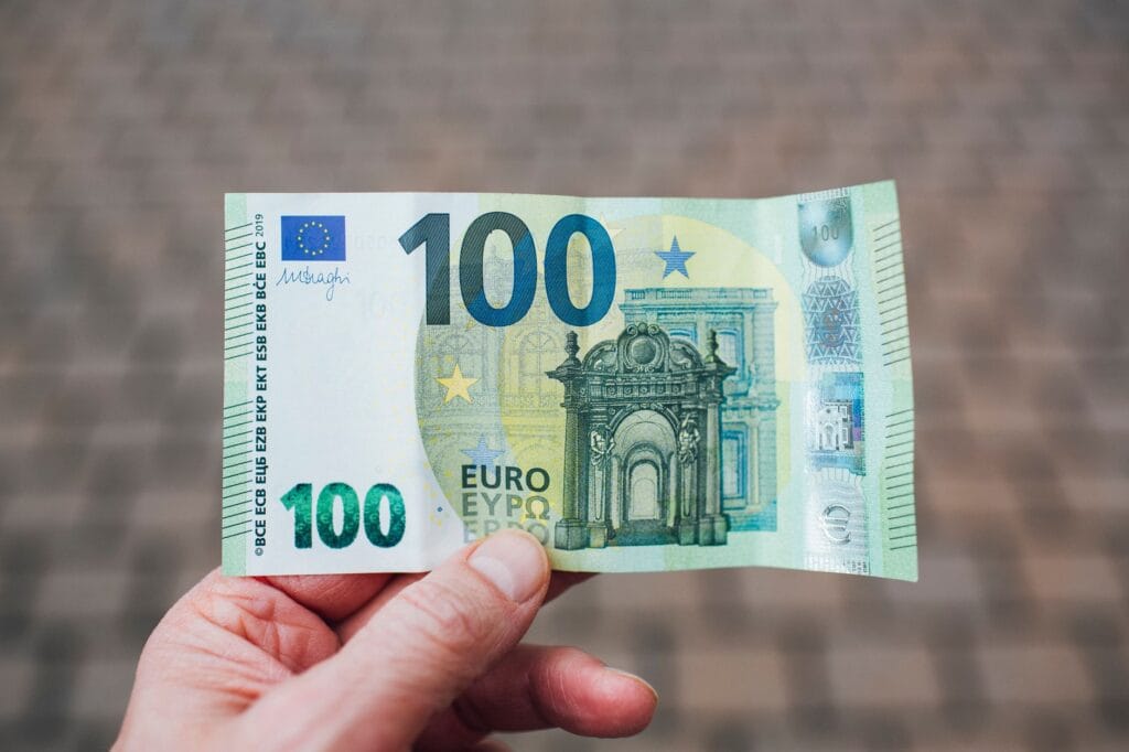 Jak zmieniał się rekord transferowy w piłce nożnej? Od 100 funtów do 222 mln euro