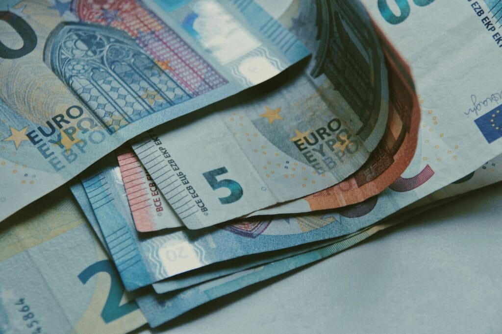 Jak zmieniał się rekord transferowy w piłce nożnej? Od 100 funtów do 222 mln euro