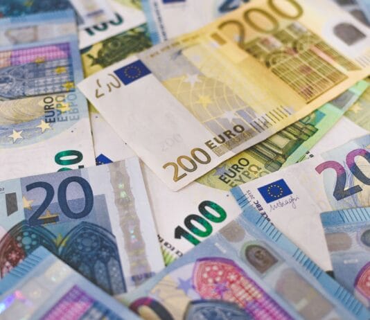 Jak zmieniał się rekord transferowy w piłce nożnej? Od 100 funtów do 222 mln euro